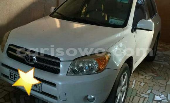Ra Àlòkù Toyota RAV4 funfun Ọkọ̀ in Cotonou ni Benin Ra Àlòkù Toyota RAV4 funfun Ọkọ̀ in Cotonou ni Benin