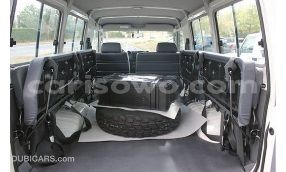 Acheter Import Voiture Toyota Land Cruiser Blanc à Import - Dubai, Benin Acheter Import Voiture Toyota Land Cruiser Blanc à Import - Dubai, Benin