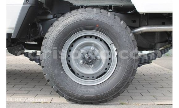 Sayi Imported Toyota Land Cruiser White Mota in Import - Dubai a Benin Sayi Imported Toyota Land Cruiser White Mota in Import - Dubai a Benin