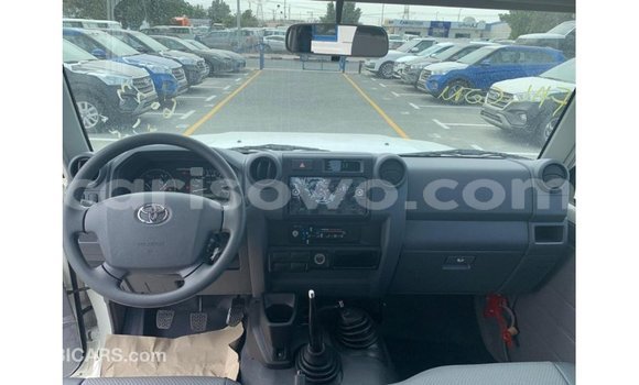 Sayi Imported Toyota Land Cruiser White Mota in Import - Dubai a Benin Sayi Imported Toyota Land Cruiser White Mota in Import - Dubai a Benin