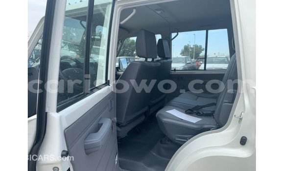 Sayi Imported Toyota Land Cruiser White Mota in Import - Dubai a Benin Sayi Imported Toyota Land Cruiser White Mota in Import - Dubai a Benin