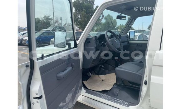 Sayi Imported Toyota Land Cruiser White Mota in Import - Dubai a Benin Sayi Imported Toyota Land Cruiser White Mota in Import - Dubai a Benin