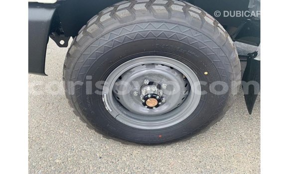 Sayi Imported Toyota Land Cruiser White Mota in Import - Dubai a Benin Sayi Imported Toyota Land Cruiser White Mota in Import - Dubai a Benin