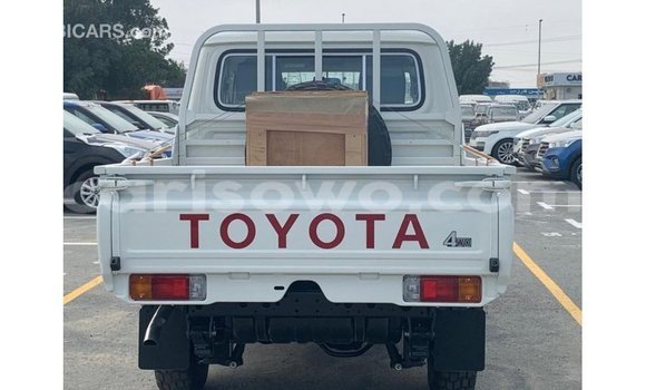 Sayi Imported Toyota Land Cruiser White Mota in Import - Dubai a Benin Sayi Imported Toyota Land Cruiser White Mota in Import - Dubai a Benin