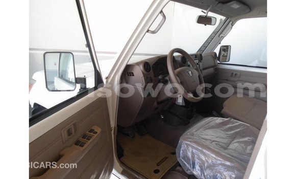 Sayi Imported Toyota Land Cruiser White Mota in Import - Dubai a Benin Sayi Imported Toyota Land Cruiser White Mota in Import - Dubai a Benin
