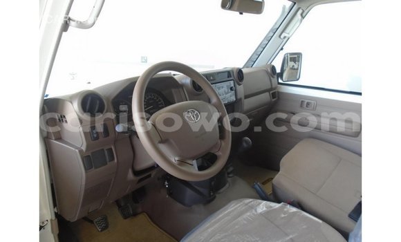 Sayi Imported Toyota Land Cruiser White Mota in Import - Dubai a Benin Sayi Imported Toyota Land Cruiser White Mota in Import - Dubai a Benin