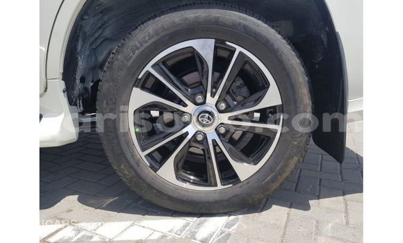 Acheter Import Voiture Toyota Land Cruiser Blanc à Import - Dubai, Benin Acheter Import Voiture Toyota Land Cruiser Blanc à Import - Dubai, Benin