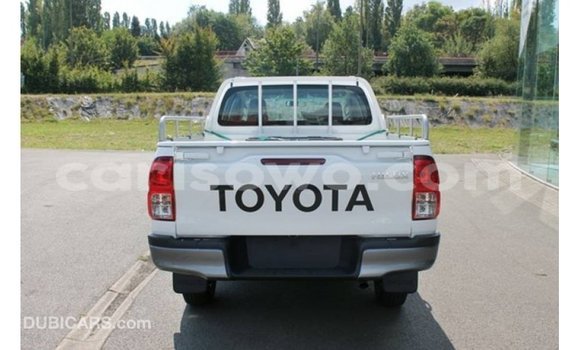 Sayi Imported Toyota Hilux White Mota in Import - Dubai a Benin Sayi Imported Toyota Hilux White Mota in Import - Dubai a Benin