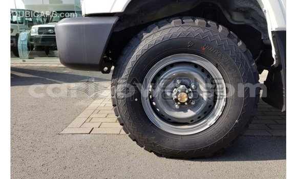 Acheter Import Voiture Toyota Land Cruiser Blanc à Import - Dubai, Benin Acheter Import Voiture Toyota Land Cruiser Blanc à Import - Dubai, Benin