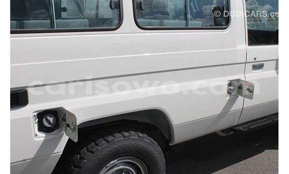 Sayi Imported Toyota Land Cruiser White Mota in Import - Dubai a Benin Sayi Imported Toyota Land Cruiser White Mota in Import - Dubai a Benin