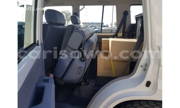 Sayi Imported Toyota Land Cruiser White Mota in Import - Dubai a Benin Sayi Imported Toyota Land Cruiser White Mota in Import - Dubai a Benin