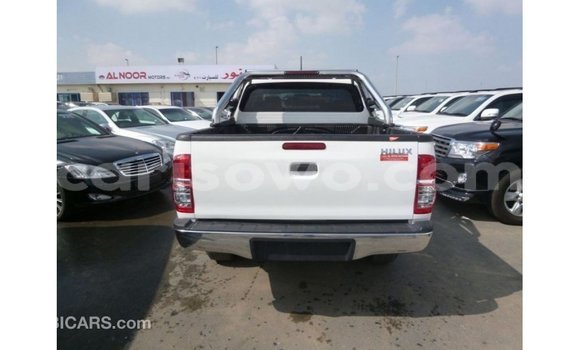 Sayi Imported Toyota Hilux White Mota in Import - Dubai a Benin Sayi Imported Toyota Hilux White Mota in Import - Dubai a Benin