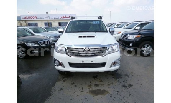 Sayi Imported Toyota Hilux White Mota in Import - Dubai a Benin Sayi Imported Toyota Hilux White Mota in Import - Dubai a Benin