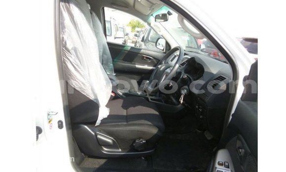 Sayi Imported Toyota Hilux White Mota in Import - Dubai a Benin Sayi Imported Toyota Hilux White Mota in Import - Dubai a Benin