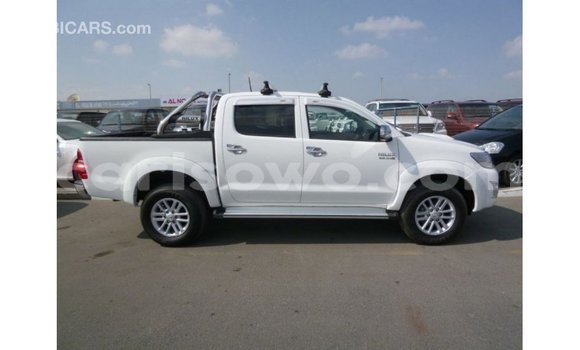 Sayi Imported Toyota Hilux White Mota in Import - Dubai a Benin Sayi Imported Toyota Hilux White Mota in Import - Dubai a Benin