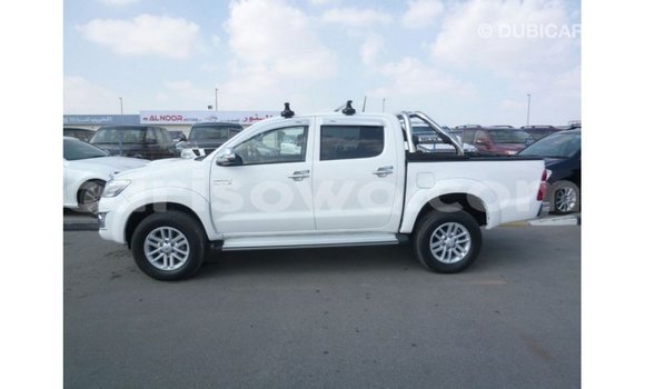 Sayi Imported Toyota Hilux White Mota in Import - Dubai a Benin Sayi Imported Toyota Hilux White Mota in Import - Dubai a Benin
