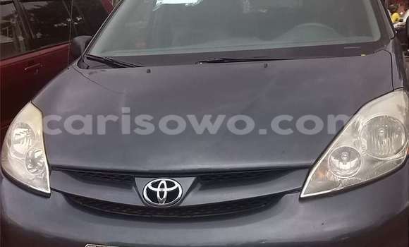 Sayi Na hannu Toyota Sienna Blue Mota in Cotonou a Benin
