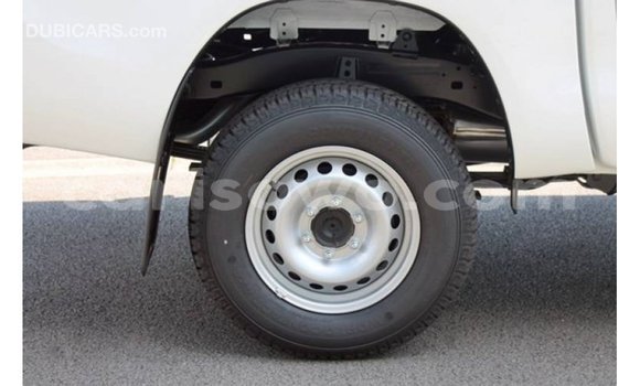 Sayi Imported Toyota Hilux White Mota in Import - Dubai a Benin Sayi Imported Toyota Hilux White Mota in Import - Dubai a Benin