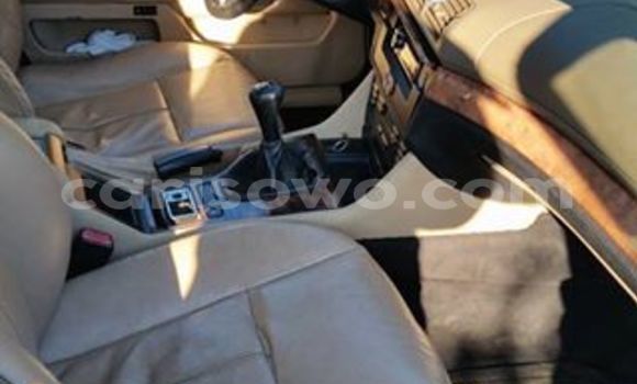 Sayi Na hannu BMW 5–Series Blue Mota in Cotonou a Benin