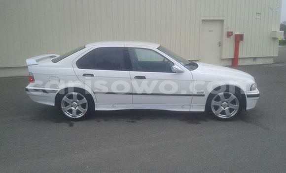Sayi Na hannu BMW 3–Series White Mota in Cotonou a Benin