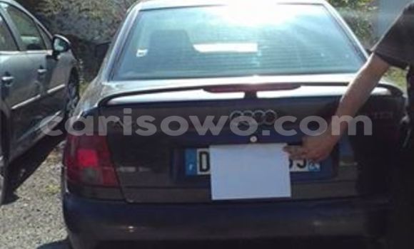 Sayi Na hannu Audi A4 Blue Mota in Cotonou a Benin