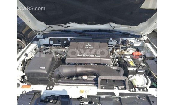 Acheter Import Voiture Mitsubishi Pajero Blanc à Import - Dubai, Benin Acheter Import Voiture Mitsubishi Pajero Blanc à Import - Dubai, Benin