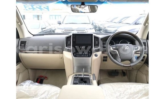 Sayi Imported Toyota Land Cruiser White Mota in Import - Dubai a Benin Sayi Imported Toyota Land Cruiser White Mota in Import - Dubai a Benin
