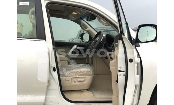 Sayi Imported Toyota Land Cruiser White Mota in Import - Dubai a Benin Sayi Imported Toyota Land Cruiser White Mota in Import - Dubai a Benin