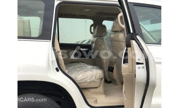 Sayi Imported Toyota Land Cruiser White Mota in Import - Dubai a Benin Sayi Imported Toyota Land Cruiser White Mota in Import - Dubai a Benin