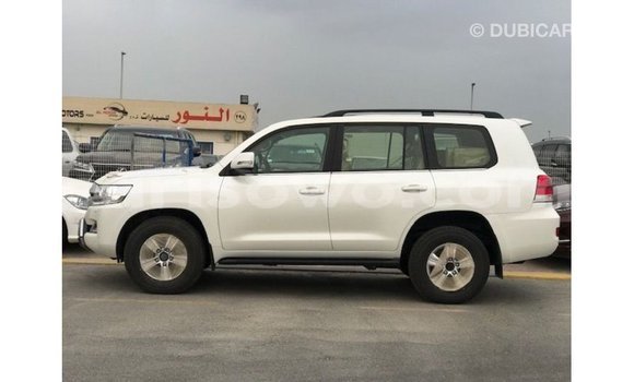 Sayi Imported Toyota Land Cruiser White Mota in Import - Dubai a Benin Sayi Imported Toyota Land Cruiser White Mota in Import - Dubai a Benin