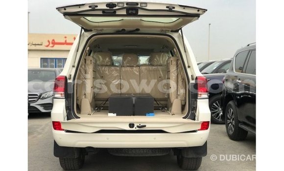 Sayi Imported Toyota Land Cruiser White Mota in Import - Dubai a Benin Sayi Imported Toyota Land Cruiser White Mota in Import - Dubai a Benin