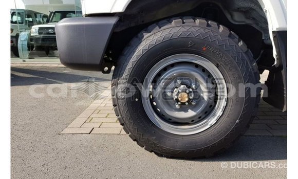 Sayi Imported Toyota Land Cruiser White Mota in Import - Dubai a Benin Sayi Imported Toyota Land Cruiser White Mota in Import - Dubai a Benin