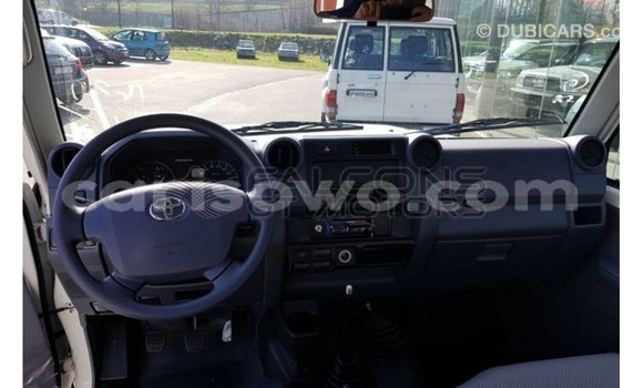 Sayi Imported Toyota Land Cruiser White Mota in Import - Dubai a Benin Sayi Imported Toyota Land Cruiser White Mota in Import - Dubai a Benin