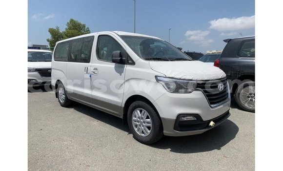 Sayi Imported Hyundai Chorus White Babbar mota in Import - Dubai a Benin