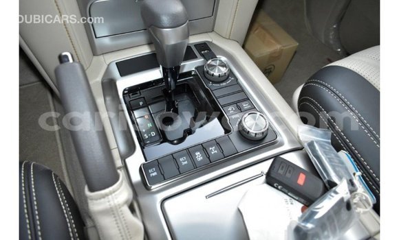Acheter Import Voiture Toyota Land Cruiser Blanc à Import - Dubai, Benin Acheter Import Voiture Toyota Land Cruiser Blanc à Import - Dubai, Benin