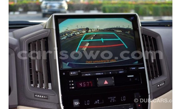 Acheter Import Voiture Toyota Land Cruiser Blanc à Import - Dubai, Benin Acheter Import Voiture Toyota Land Cruiser Blanc à Import - Dubai, Benin