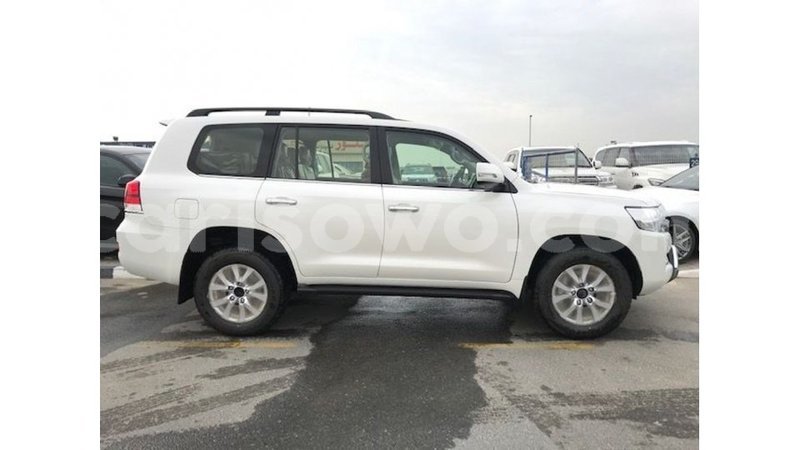 Big with watermark toyota land cruiser benign import dubai 8724
