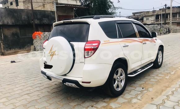 Sayi Na hannu Toyota RAV4 White Mota in Cotonou a Benin Sayi Na hannu Toyota RAV4 White Mota in Cotonou a Benin