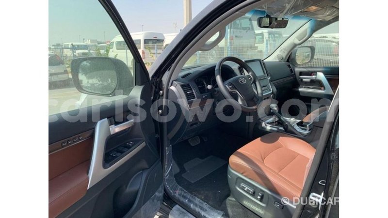 Big with watermark toyota land cruiser benign import dubai 8768