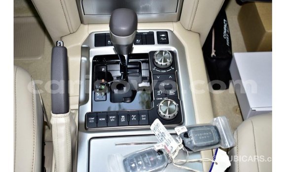 Acheter Import Voiture Toyota Land Cruiser Blanc à Import - Dubai, Benin Acheter Import Voiture Toyota Land Cruiser Blanc à Import - Dubai, Benin