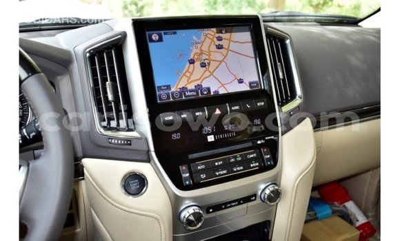 Acheter Import Voiture Toyota Land Cruiser Blanc à Import - Dubai, Benin Acheter Import Voiture Toyota Land Cruiser Blanc à Import - Dubai, Benin