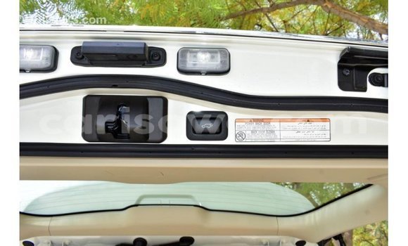 Acheter Import Voiture Toyota Land Cruiser Blanc à Import - Dubai, Benin Acheter Import Voiture Toyota Land Cruiser Blanc à Import - Dubai, Benin