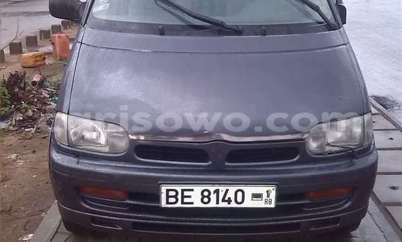 Sayi Na hannu Nissan Serena Azurfa Mota in Cotonou a Benin