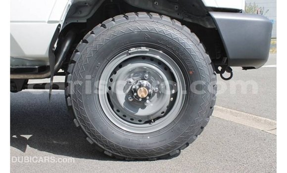 Sayi Imported Toyota Land Cruiser White Mota in Import - Dubai a Benin Sayi Imported Toyota Land Cruiser White Mota in Import - Dubai a Benin