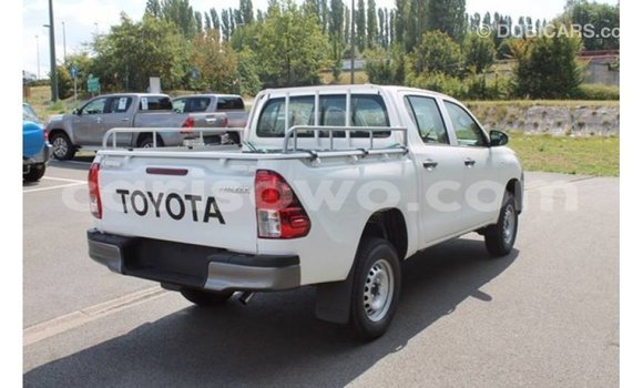 Acheter Import Voiture Toyota Hilux Blanc à Import - Dubai, Benin Acheter Import Voiture Toyota Hilux Blanc à Import - Dubai, Benin