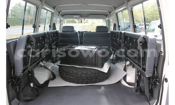 Acheter Import Voiture Toyota Land Cruiser Blanc à Import - Dubai, Benin Acheter Import Voiture Toyota Land Cruiser Blanc à Import - Dubai, Benin