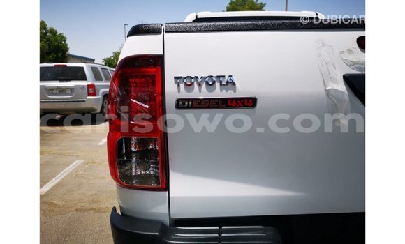 Sayi Imported Toyota Hilux White Mota in Import - Dubai a Benin Sayi Imported Toyota Hilux White Mota in Import - Dubai a Benin