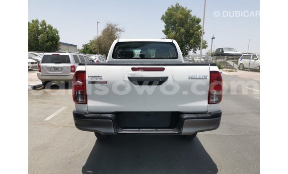 Sayi Imported Toyota Hilux White Mota in Import - Dubai a Benin Sayi Imported Toyota Hilux White Mota in Import - Dubai a Benin