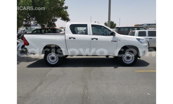 Sayi Imported Toyota Hilux White Mota in Import - Dubai a Benin Sayi Imported Toyota Hilux White Mota in Import - Dubai a Benin