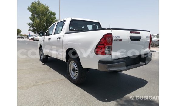 Sayi Imported Toyota Hilux White Mota in Import - Dubai a Benin Sayi Imported Toyota Hilux White Mota in Import - Dubai a Benin